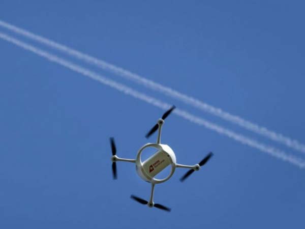 ലാന്റിംഗിനിടെ വിമാനത്തിൽ ഡ്രോൺ ഇടിച്ചു; വൻ ദുരന്തമൊഴിവായി