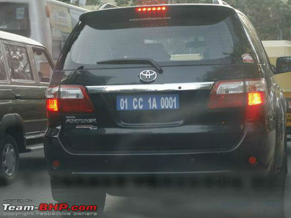 ഇളം നീല നിറത്തിലുള്ള നമ്പർ പ്ലേറ്റ്