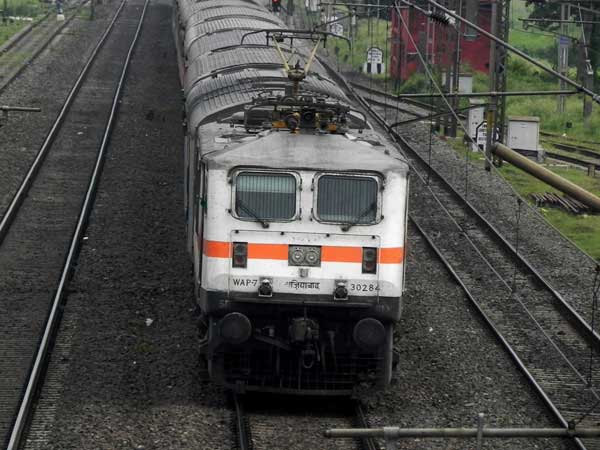 ഇന്ത്യയിലെ ആദ്യത്തെ ബുള്ളറ്റ് ട്രെയിൻ കടലിനടിയിൽ കൂടി