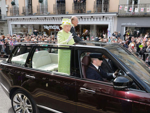 ബ്രിട്ടൺ രാജ്ഞിയുടെ തൊണ്ണൂറാം പിറന്നാളിന് മാറ്റുരയ്ക്കാൻ റേഞ്ച് റോവറും