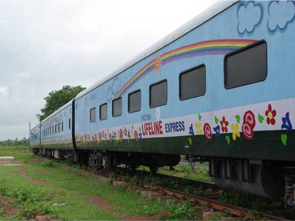 ഇന്ത്യയുടെ അഭിമാനമായ ലോകത്തിലെയാദ്യത്തെ ഹോസ്പിറ്റൽ ട്രെയിൻ
