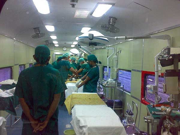 ഇന്ത്യയുടെ അഭിമാനമായ ലോകത്തിലെയാദ്യത്തെ ഹോസ്പിറ്റൽ ട്രെയിൻ