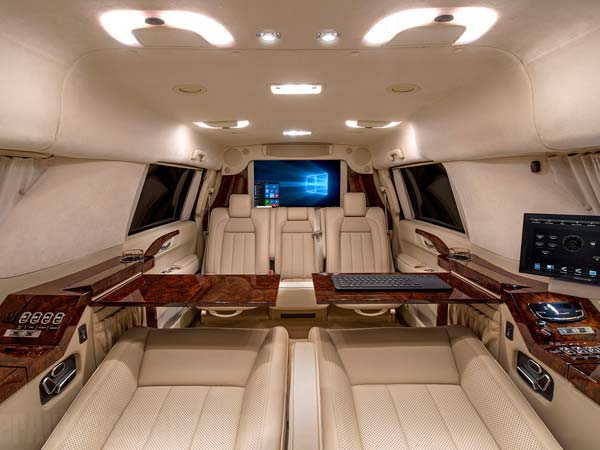 പ്രൈവറ്റ് ജെറ്റിനേക്കാളും ആഡംബരതയുള്ള ക്യാഡിലാകുമായൊരു കോടീശ്വരൻ