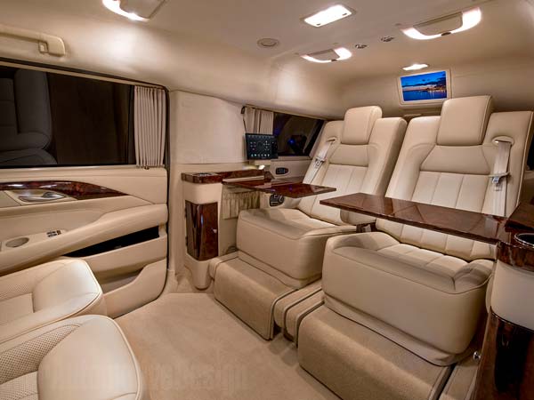 പ്രൈവറ്റ് ജെറ്റിനേക്കാളും ആഡംബരതയുള്ള ക്യാഡിലാകുമായൊരു കോടീശ്വരൻ