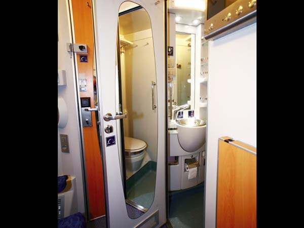 മാറ്റങ്ങൾക്കൊരുങ്ങി ഇന്ത്യൻ റെയിൽവേ അത്യാഡംബര കോച്ചുകളിറക്കി