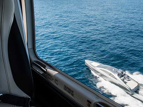 റേസ് കാർ രൂപത്തിൽ ഉല്ലാസബോട്ടുമായി ബെൻസ്