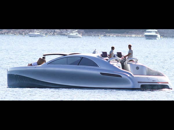 റേസ് കാർ രൂപത്തിൽ ഉല്ലാസബോട്ടുമായി ബെൻസ്