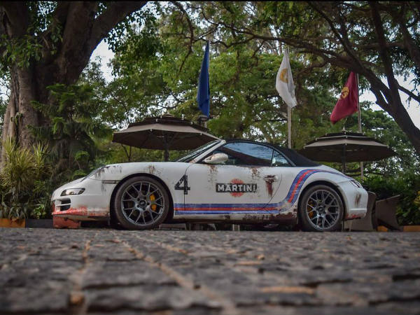 കോഴിക്കോട് അങ്ങാടിയിലെ കോലംകെട്ടൊരു പോഷെ