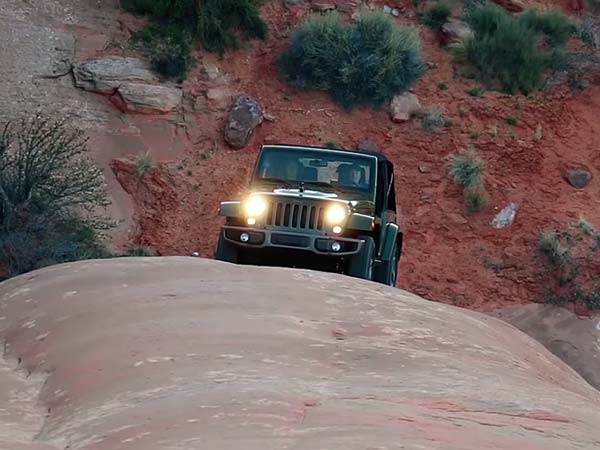 320 അടി ഉയരത്തിലുള്ള മലകയറി ജീപ്പിന്റെ അതിസാഹസികത