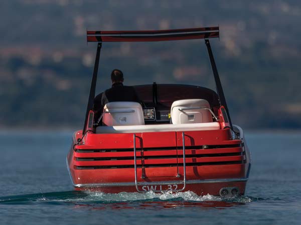 തൊണ്ണൂറുകളിലെ ഫെരാരി സ്പീഡ്ബോട്ട് ലേലത്തിന്