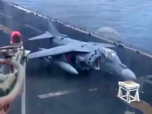  ഫൈറ്റർ ജെറ്റിന് സ്റ്റൂളിന്റെ മുകളിൽ സാഹസികമായ ലാന്റിംഗ്