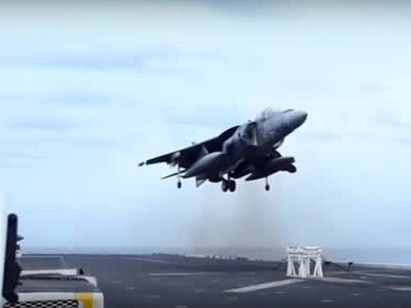  ഫൈറ്റർ ജെറ്റിന് സ്റ്റൂളിന്റെ മുകളിൽ സാഹസികമായ ലാന്റിംഗ്