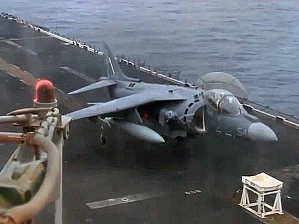  ഫൈറ്റർ ജെറ്റിന് സ്റ്റൂളിന്റെ മുകളിൽ സാഹസികമായ ലാന്റിംഗ്