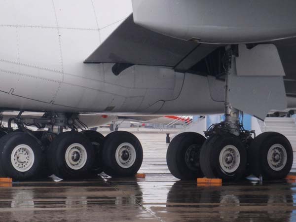 ഭീതിയുയർത്തി ചതുരാകൃതി കൈവരിച്ച ടയറുമായി വിമാനം പറന്നിറങ്ങി