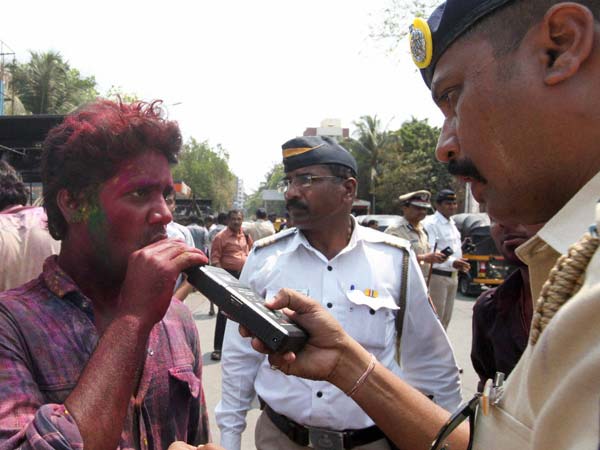 മദ്യപിച്ച് വണ്ടിയോടിച്ചാൽ പണിയും പോകും വിസയും പോകും!