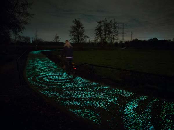 റോഡുകൾ തന്നെ സ്വയം തിളങ്ങുമ്പോൾ എന്തിന് തെരുവുവിളക്കുകൾ?