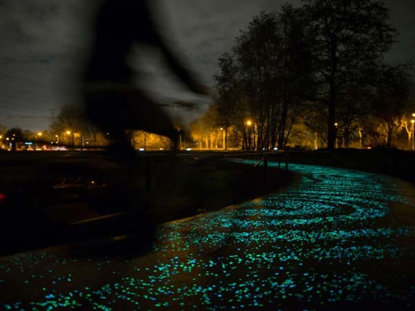 റോഡുകൾ തന്നെ സ്വയം തിളങ്ങുമ്പോൾ എന്തിന് തെരുവുവിളക്കുകൾ?