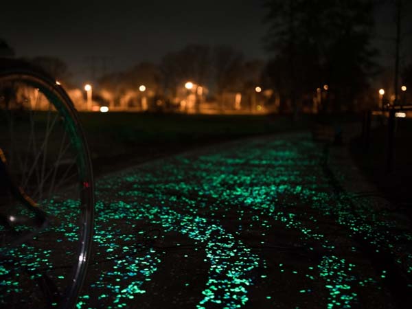 റോഡുകൾ തന്നെ സ്വയം തിളങ്ങുമ്പോൾ എന്തിന് തെരുവുവിളക്കുകൾ?