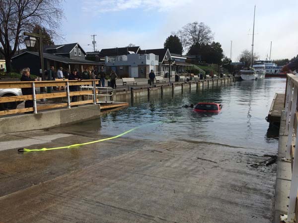 ജിപിഎസ് തുണച്ചില്ല ; കാറിനൊപ്പം യുവതിയും കായലിൽ