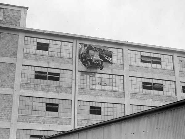 താഴേക്ക് കുതിക്കാനൊരുങ്ങി