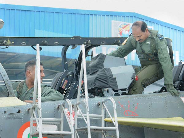  ഇന്ത്യൻ വ്യോമസേനയുടെ കരുത്താകാൻ 'തേജസ് '