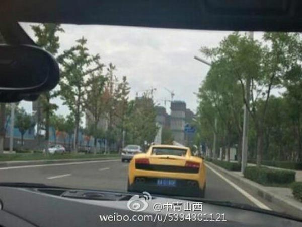 ബസ് ഡ്രൈവറായ ഒരു പാവപ്പെട്ട സൂപ്പർ കാറുടമ!