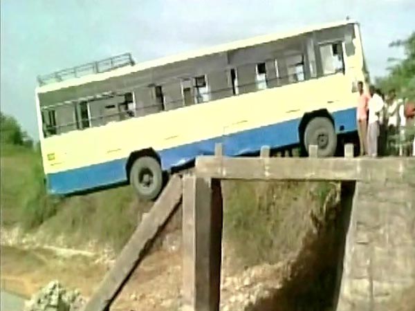 ബസ് സഞ്ചരിക്കവെ പാലം തകർന്നു; വൻ ദുരന്തമൊഴിവായി