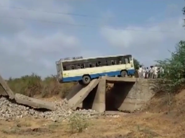 ബസ് സഞ്ചരിക്കവെ പാലം തകർന്നു; വൻ ദുരന്തമൊഴിവായി