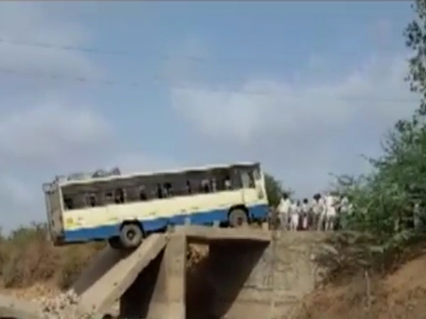 ബസ് സഞ്ചരിക്കവെ പാലം തകർന്നു; വൻ ദുരന്തമൊഴിവായി