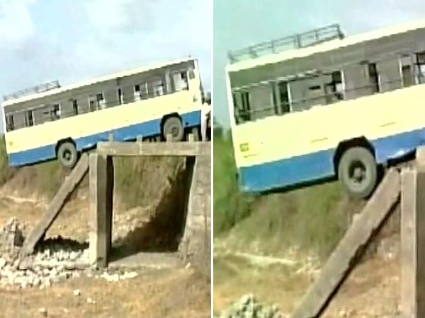 ബസ് സഞ്ചരിക്കവെ പാലം തകർന്നു; വൻ ദുരന്തമൊഴിവായി