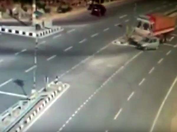 ട്രക്കുകൾക്ക് ഇടയിൽപ്പെട്ട കാർ തരിപ്പണമായി; 5 ദാരുണ മരണം