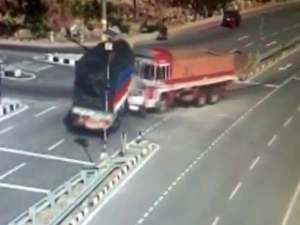 ട്രക്കുകൾക്ക് ഇടയിൽപ്പെട്ട കാർ തരിപ്പണമായി; 5 ദാരുണ മരണം