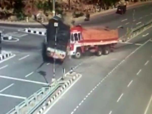 ട്രക്കുകൾക്ക് ഇടയിൽപ്പെട്ട കാർ തരിപ്പണമായി; 5 ദാരുണ മരണം