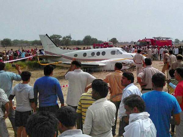 പൈലറ്റിന്റെ സമയോചിത നീക്കം; ദില്ലിയിൽ എയർ ആംബുലൻസ് ഇടിച്ചിറക്കി