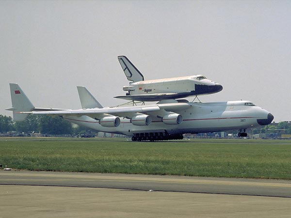 മാരുതി വാൻ എൻജിൻ കൊണ്ടുള്ള വിമാനവുമായി ഒരു ചെറുപ്പക്കാരൻ