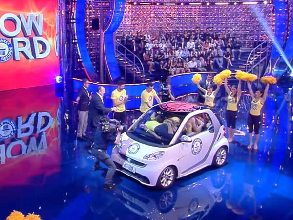 20സുന്ദരികളും സ്മാർട് കാറും ഗിന്നസ് റെക്കോർഡിലേക്ക്; വീഡിയോ കാണാം