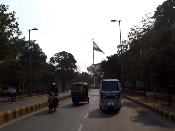 ഓട്ടോയിൽ സഞ്ചരിക്കുന്ന മെക്സിക്കൻ അംബാസിഡർ ഇന്ത്യക്കൊരു മാതൃക