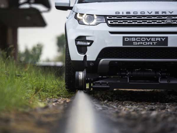 100ടൺ ഭാരമുള്ള ട്രെയിനിനെ പുഷ്പംപോലെ വലിച്ച് കാർ