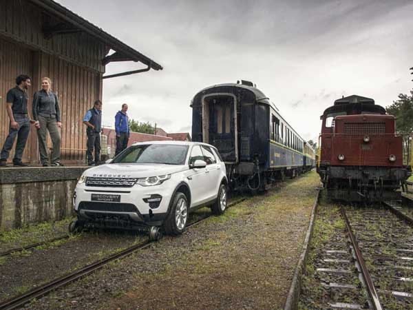 100ടൺ ഭാരമുള്ള ട്രെയിനിനെ പുഷ്പംപോലെ വലിച്ച് കാർ