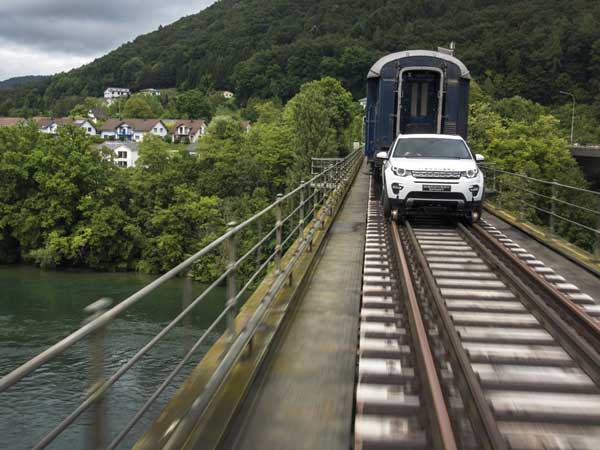 100ടൺ ഭാരമുള്ള ട്രെയിനിനെ പുഷ്പംപോലെ വലിച്ച് കാർ