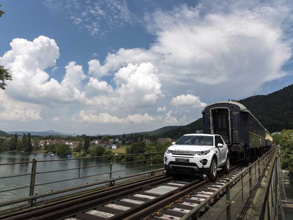 100ടൺ ഭാരമുള്ള ട്രെയിനിനെ പുഷ്പംപോലെ വലിച്ച് കാർ