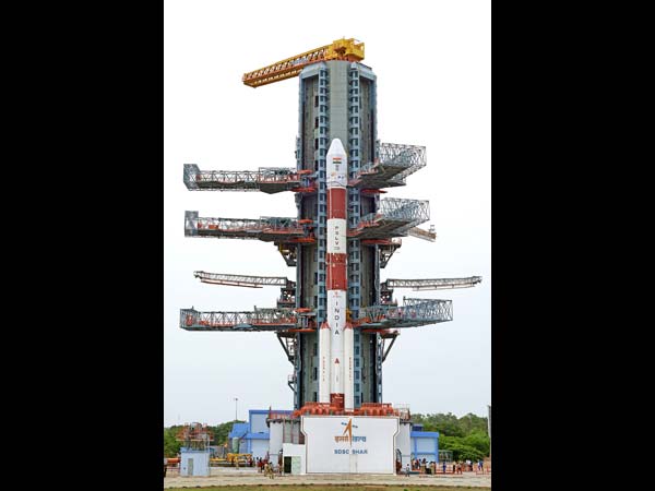 ഒറ്റത്തവണ 20 ഉപഗ്രഹങ്ങളുമായി കുതിച്ച് ഇസ്രോ ചരിത്രം കുറിച്ചു