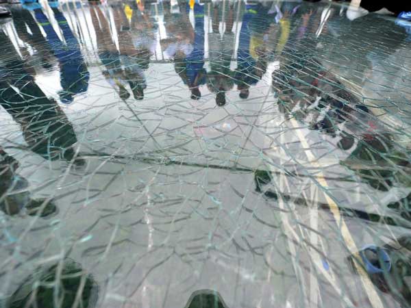 ചില്ല് പാലത്തിലൂടെ കാർ ഓടിയാൽ, വോൾവോ ശ്രമിക്കുന്നതെന്തിന്?