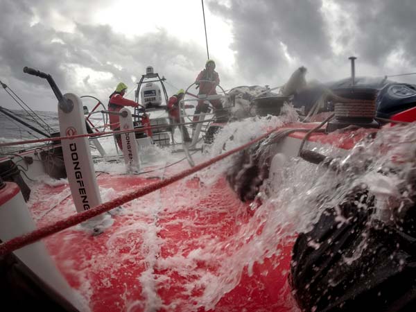 നടുക്കടലിൽ ഇ‍ഞ്ചോടിഞ്ച് പോരടിക്കാൻ കപ്പലോട്ടം!!!