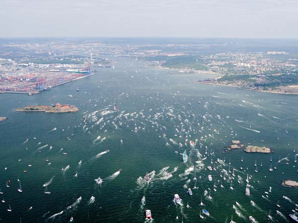 നടുക്കടലിൽ ഇ‍ഞ്ചോടിഞ്ച് പോരടിക്കാൻ കപ്പലോട്ടം!!!