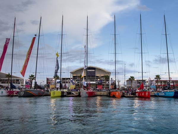 നടുക്കടലിൽ ഇ‍ഞ്ചോടിഞ്ച് പോരടിക്കാൻ കപ്പലോട്ടം!!!