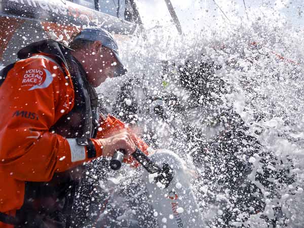 നടുക്കടലിൽ ഇ‍ഞ്ചോടിഞ്ച് പോരടിക്കാൻ കപ്പലോട്ടം!!!