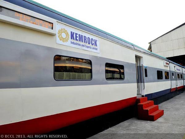 വേൾഡ് ക്ലാസ് സൗകര്യങ്ങളൊരുക്കി 'തേജസ് ' പാളത്തിലേക്ക്