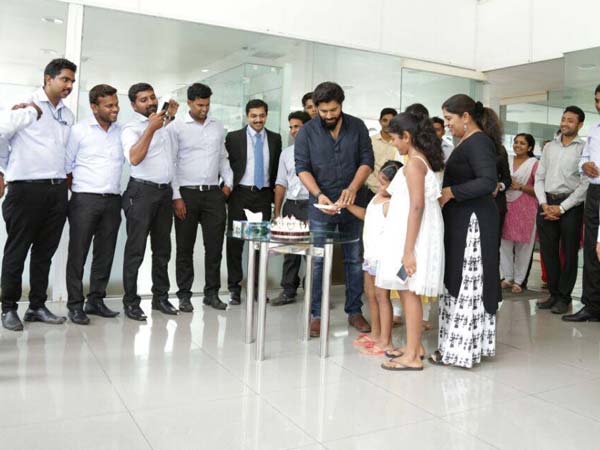 നഗരം ചുറ്റാൻ നിവിക്ക് കൂട്ടായി ഫോക്സവാഗൺ പോളോ