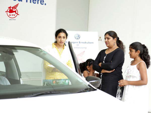 നഗരം ചുറ്റാൻ നിവിക്ക് കൂട്ടായി ഫോക്സവാഗൺ പോളോ